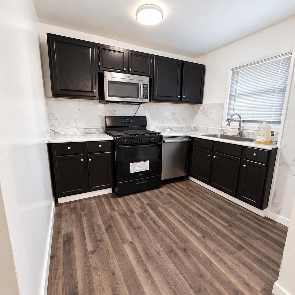 2024 Green St - Photo 4 of 9