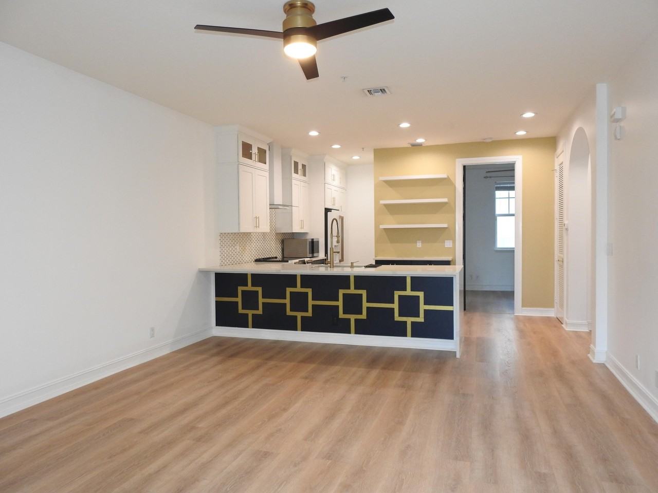 2243 Ne 9th Ave - Photo 4 of 33