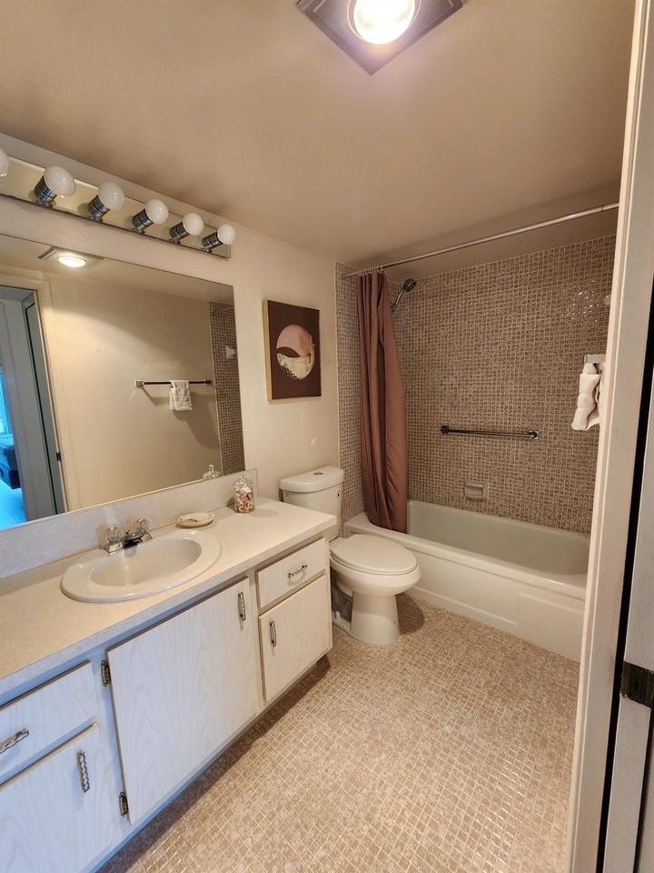 4033 Hythe B #4033 - Photo 5 of 29