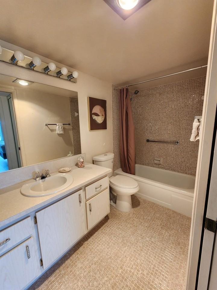 4033 Hythe B #4033 - Photo 6 of 29