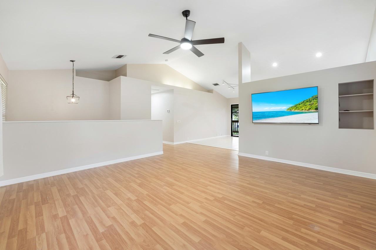 8070 Se River Ln - Photo 2 of 38
