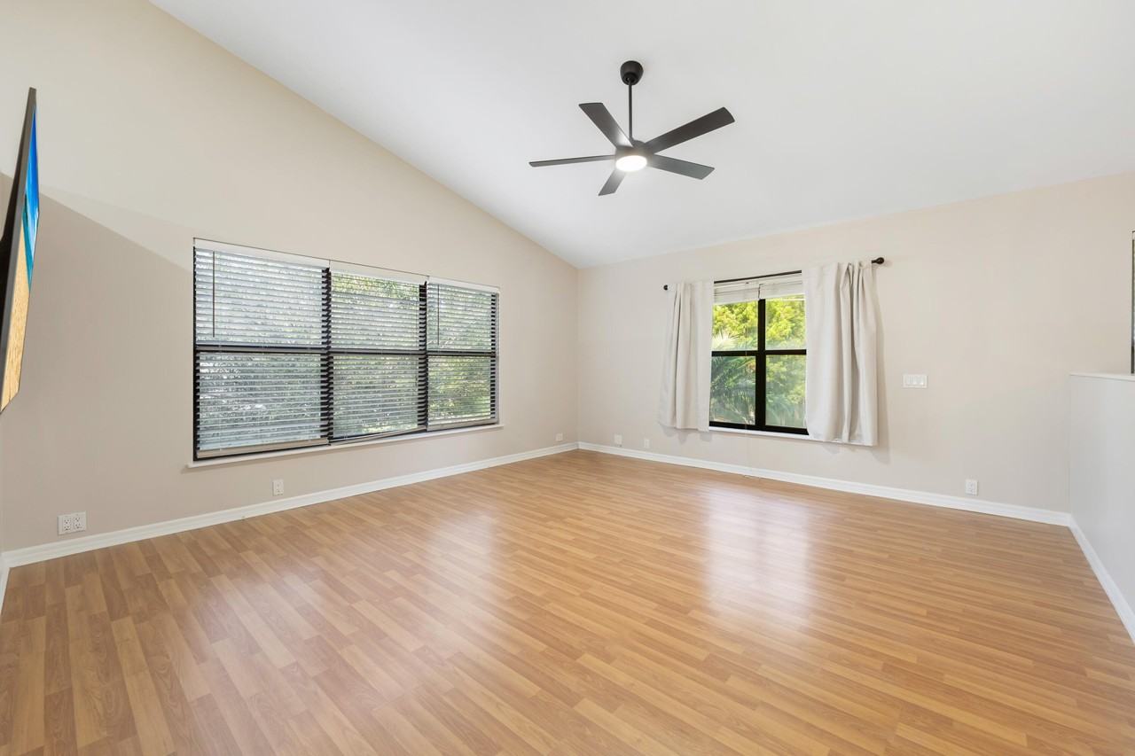 8070 Se River Ln - Photo 7 of 38