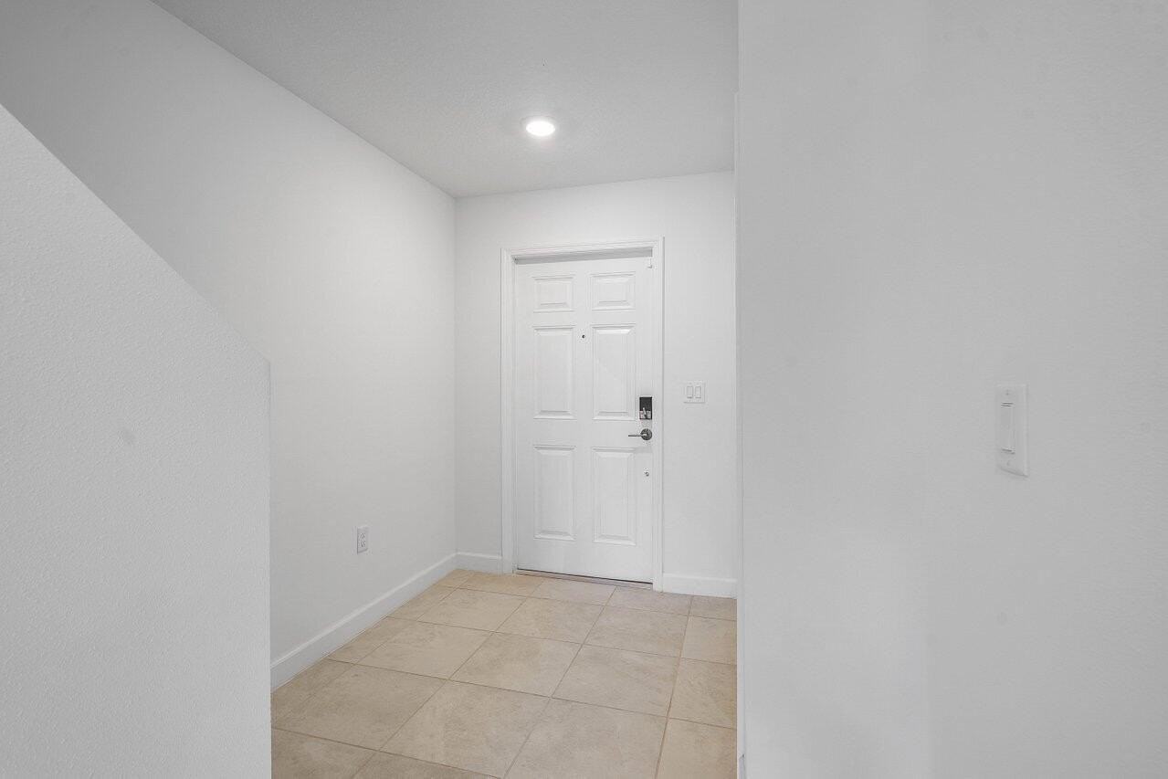 6758 Broadwater Ln - Photo 5 of 33