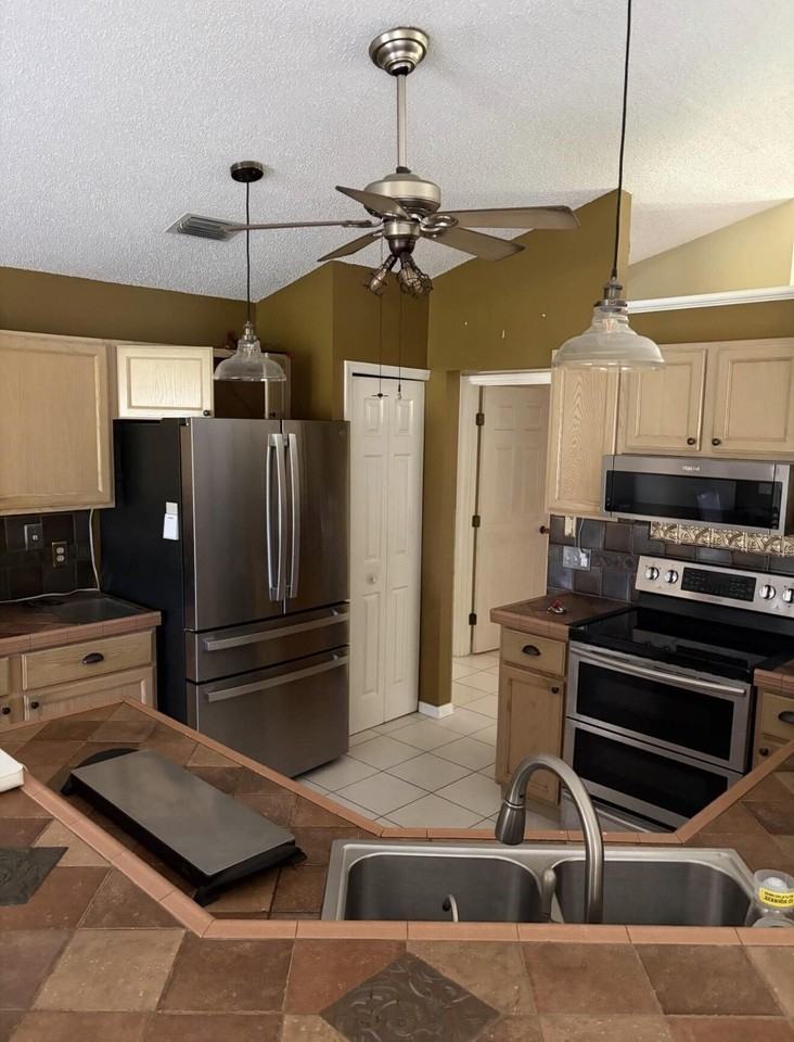 1825 Sw Import Dr - Photo 3 of 7