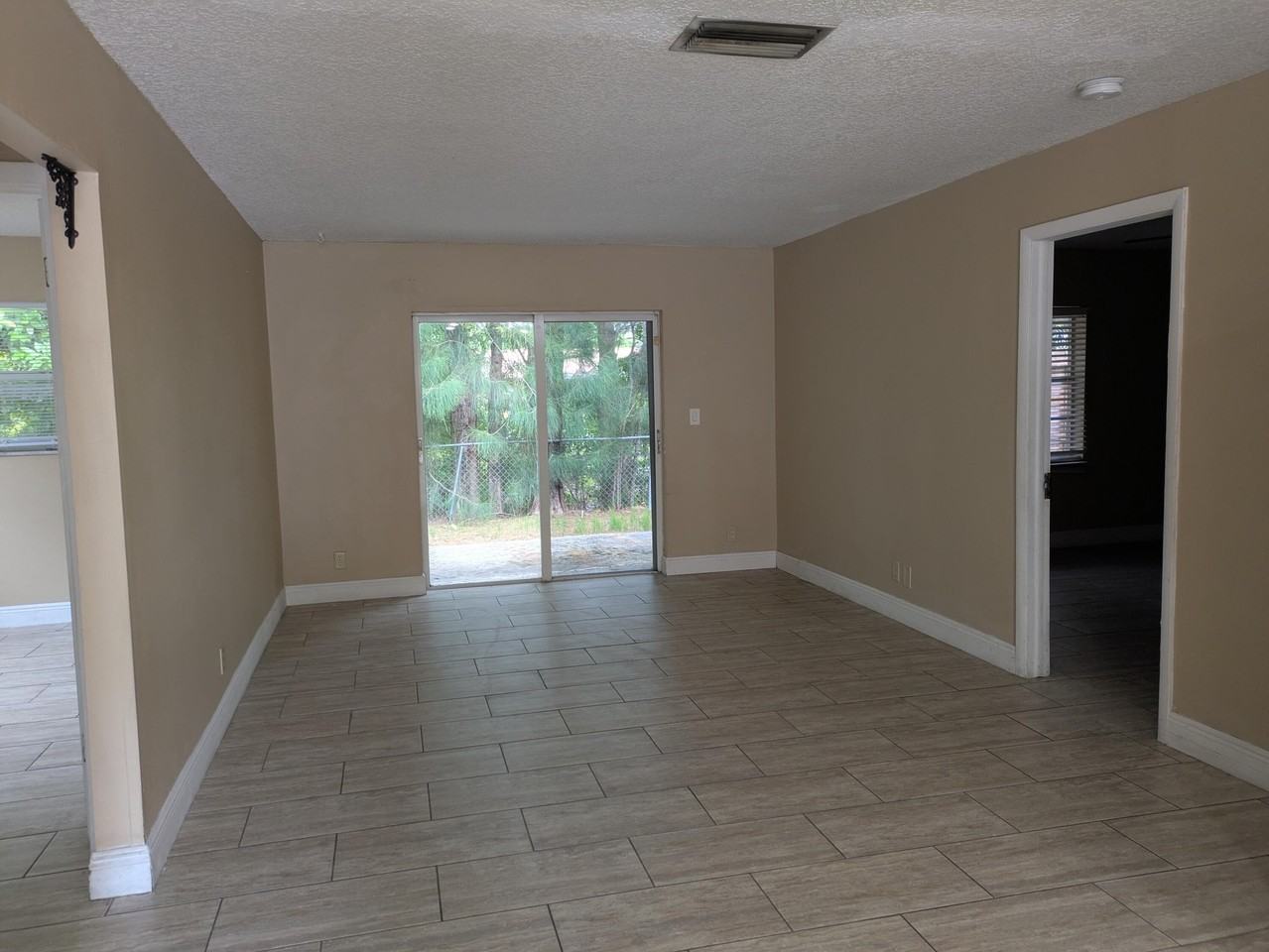 3502 Riverside Dr - Photo 4 of 12