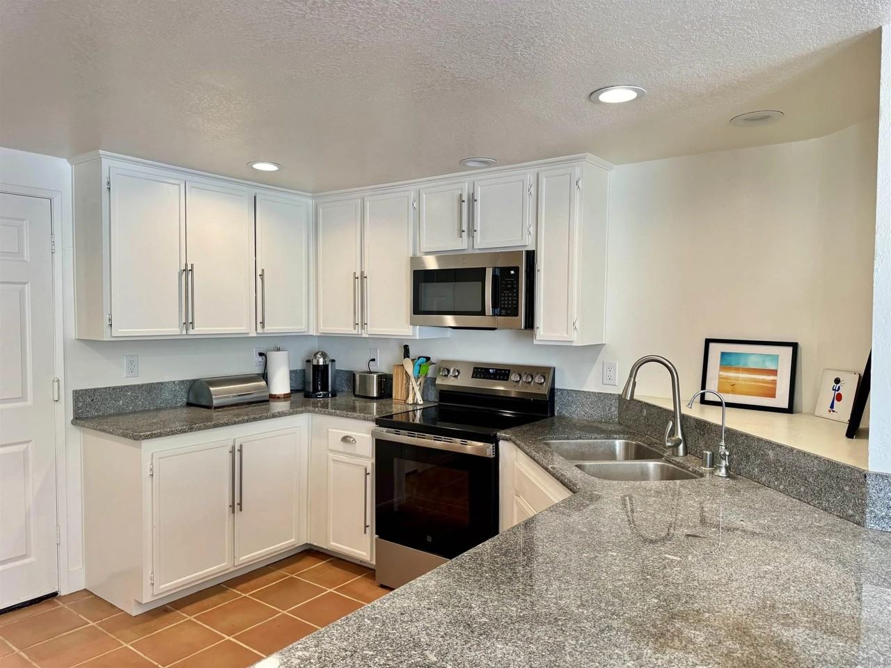 2108 Sea Village Cir - Photo 7 of 32