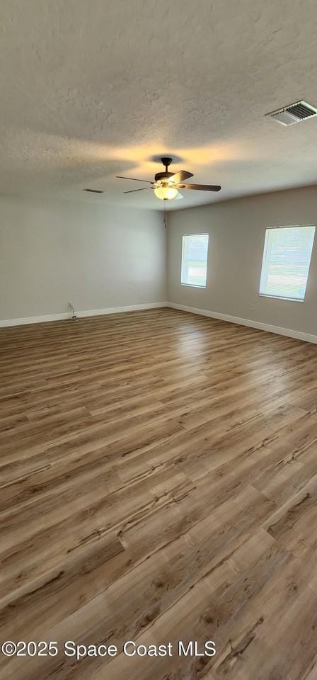 924 Kings Post Rd - Photo 5 of 24
