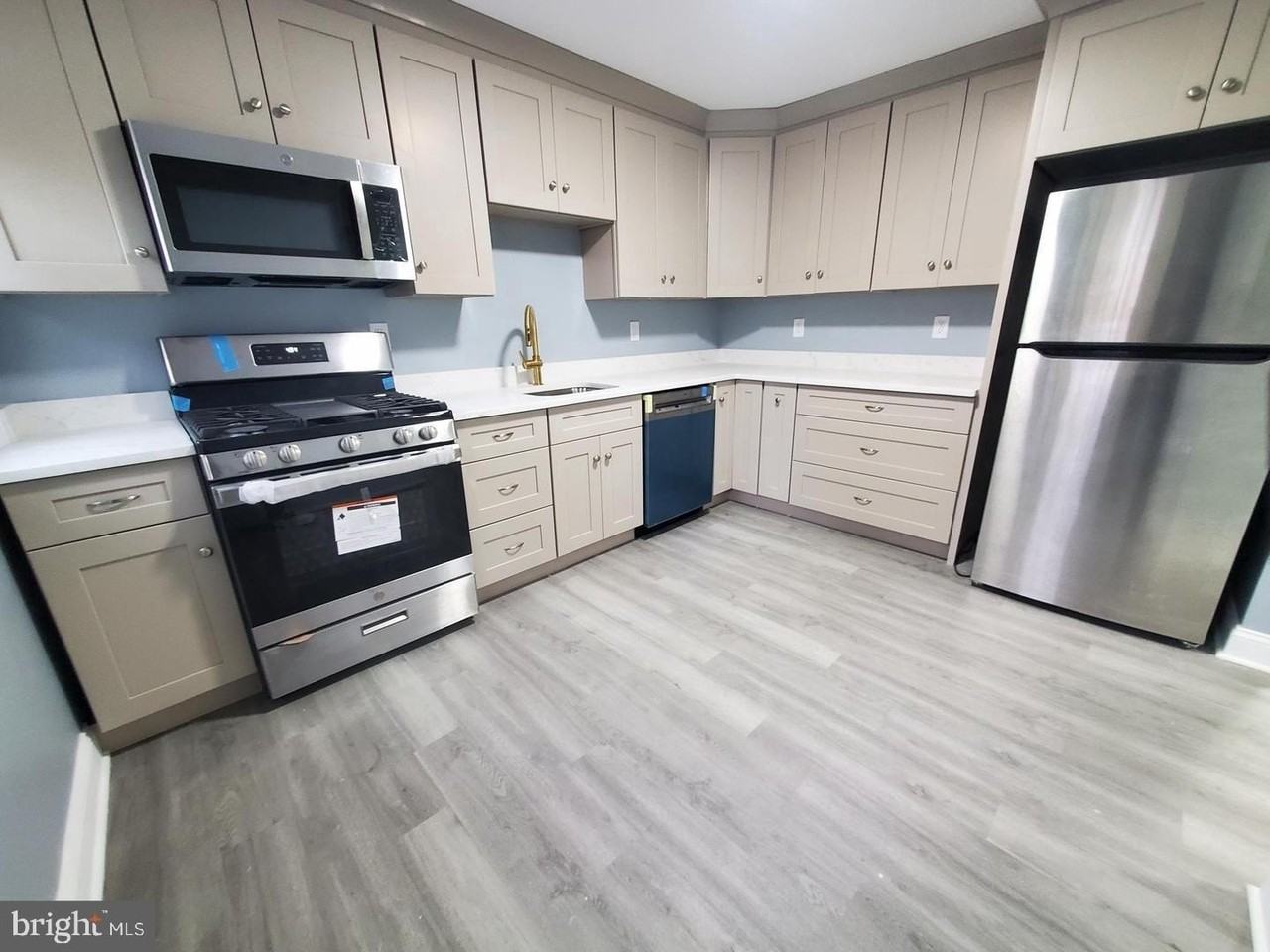 2601 N Lakeshore Dr - Photo 3 of 28