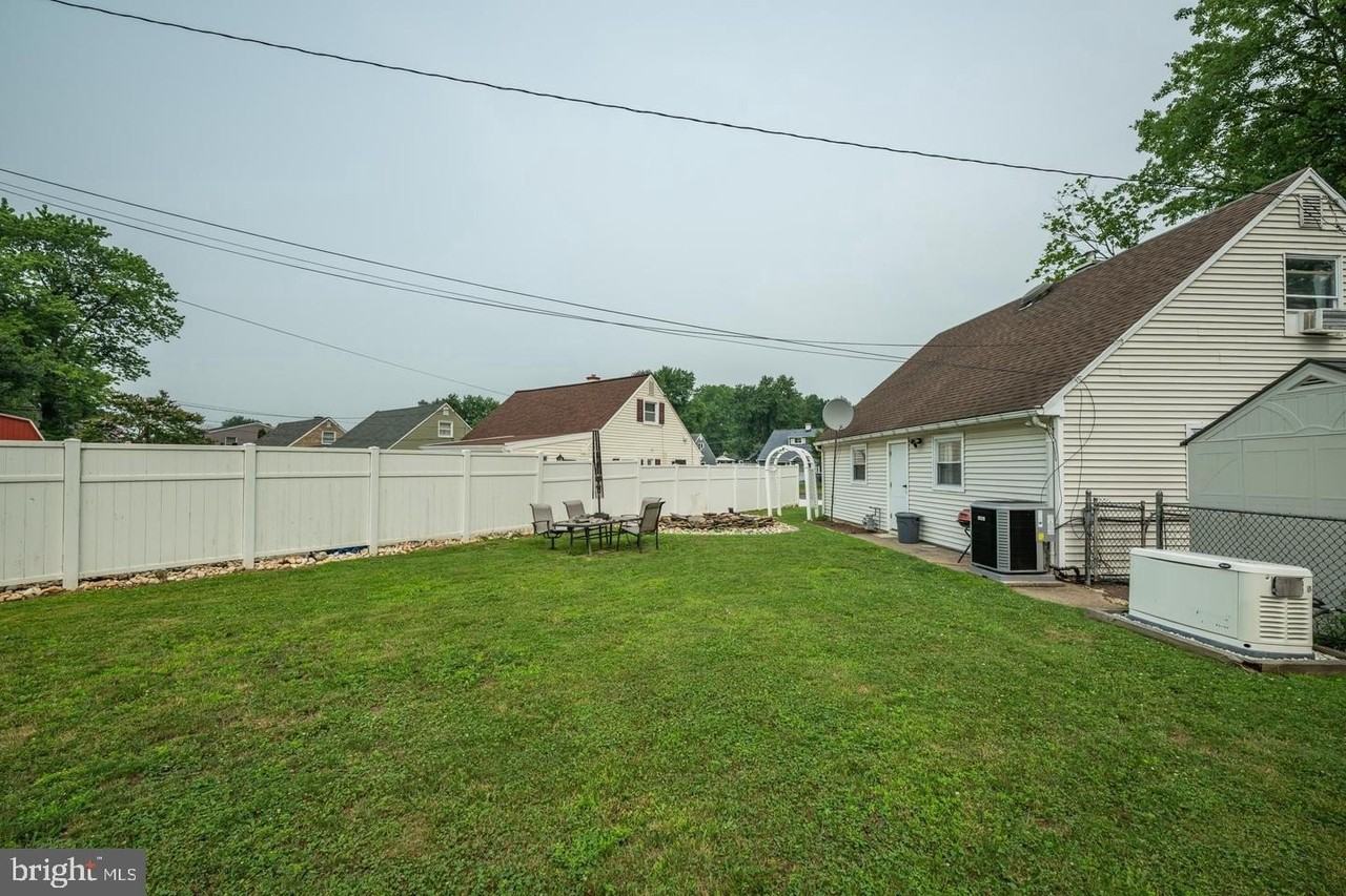 587 Arbor Rd - Photo 5 of 30