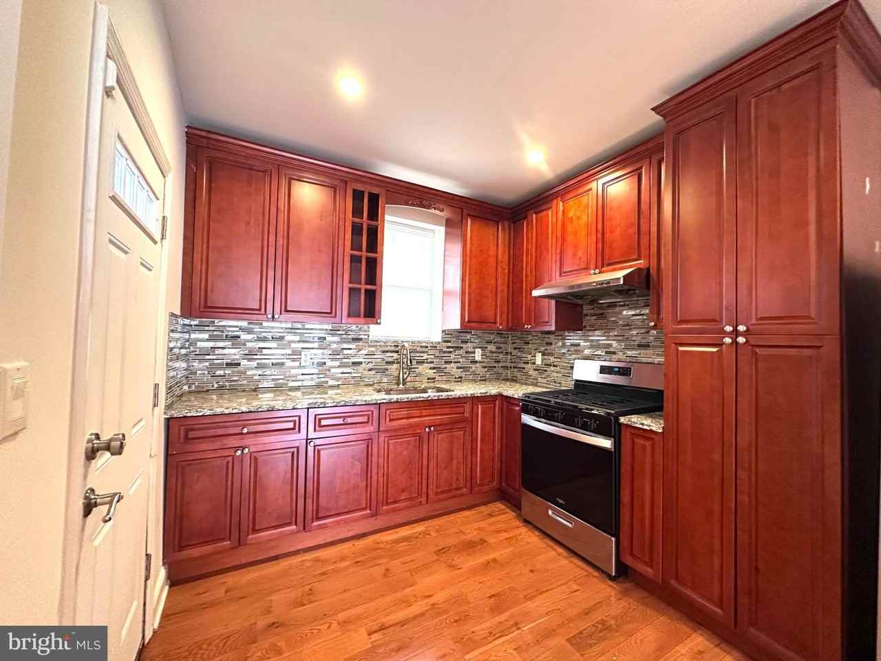 2251 Jackson St - Photo 5 of 35