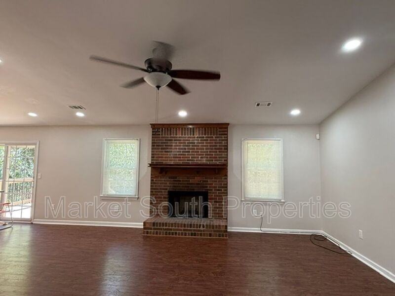 1239 Autumn Hill Ln - Photo 4 of 17