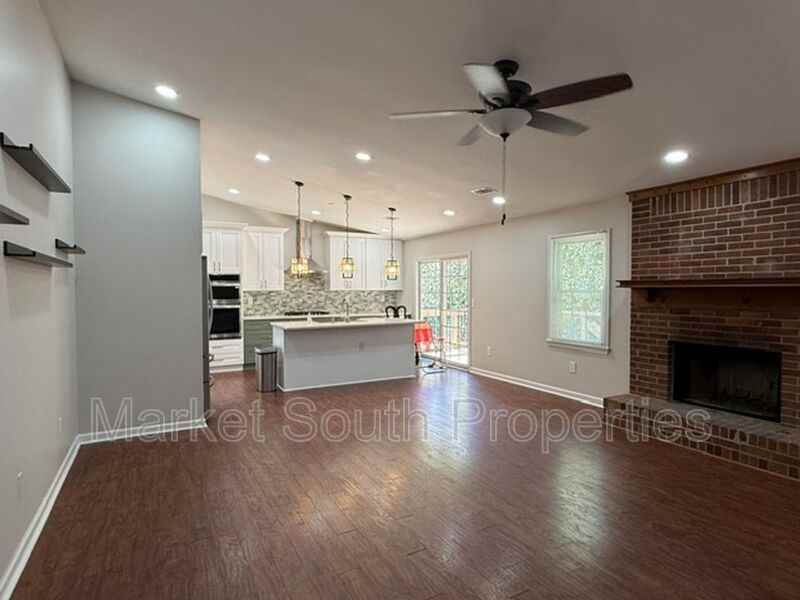 1239 Autumn Hill Ln - Photo 5 of 17