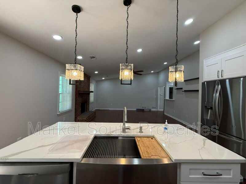 1239 Autumn Hill Ln - Photo 7 of 17