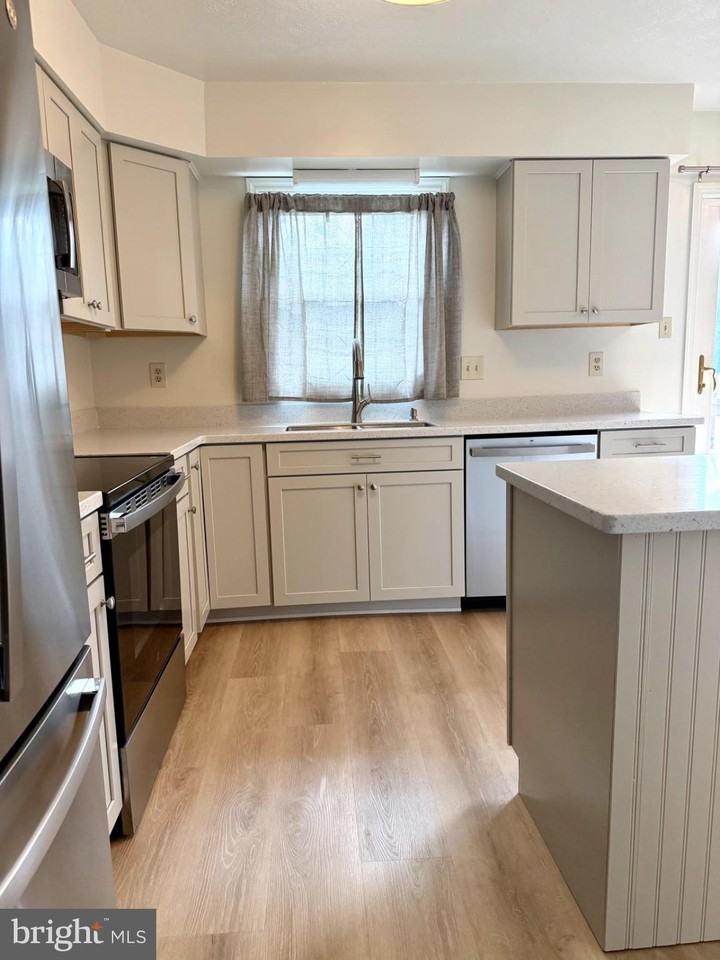 11021 Tower Pl - Photo 6 of 16