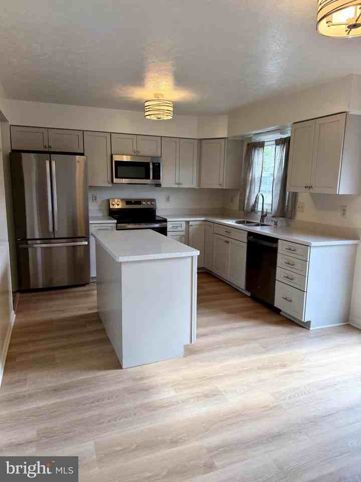 11021 Tower Pl - Photo 7 of 16