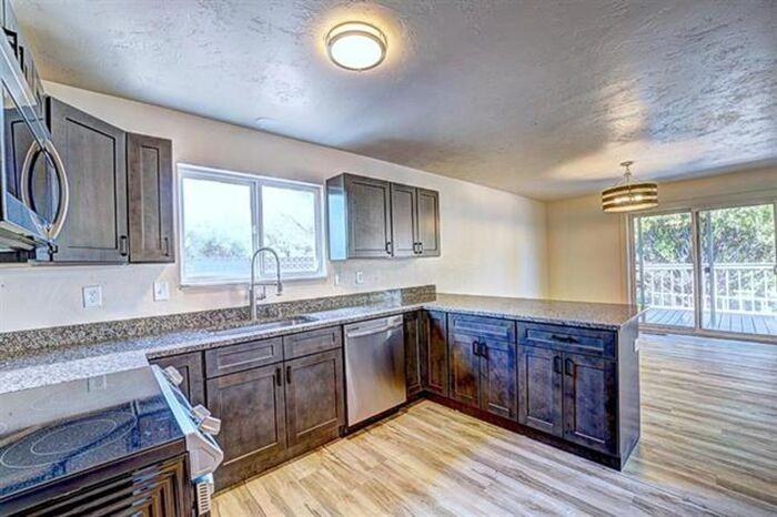 601 W Indian Creek Dr - Photo 2 of 25