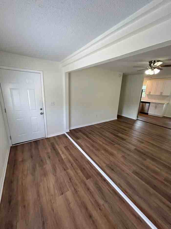 637 Blodgetts Ln - Photo 3 of 18