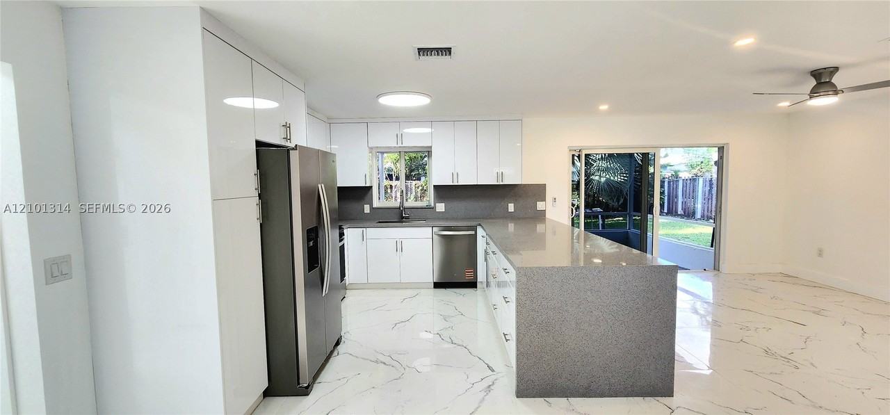 9671 Nw 25th Ct - Photo 6 of 34