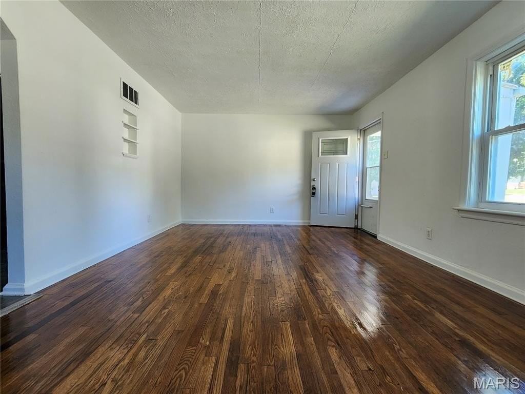 128 Deane Ct - Photo 3 of 18