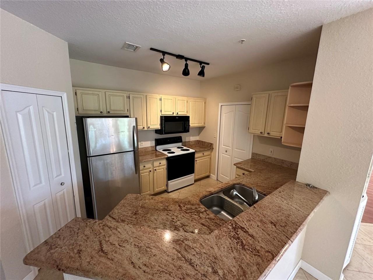 1408 Lake Shadow Cir #1102 - Photo 6 of 18