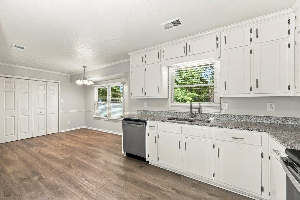 1428 Hillside Pl Se - Photo 5 of 17