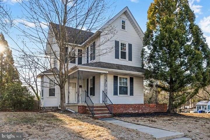 221 Center St - Photo 2 of 17