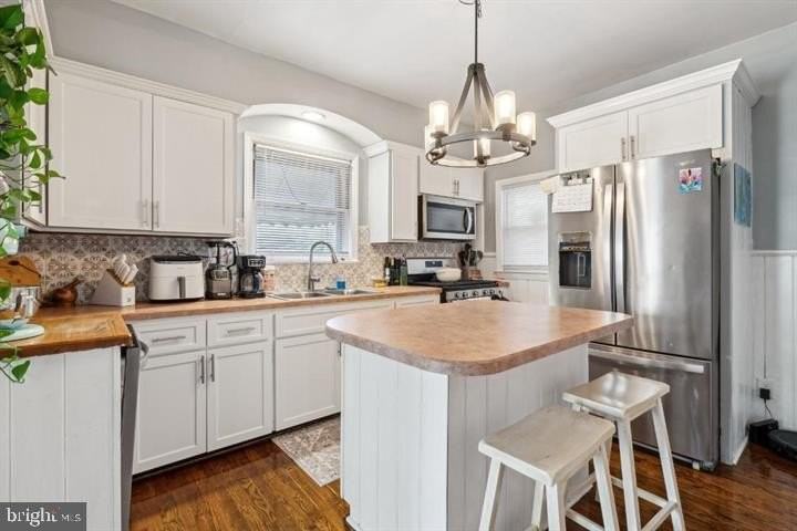 221 Center St - Photo 6 of 17