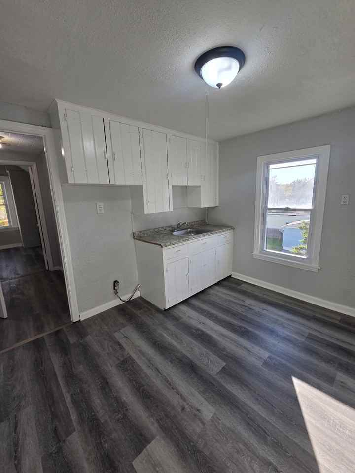 2231 Falls St #3 - Photo 3 of 13