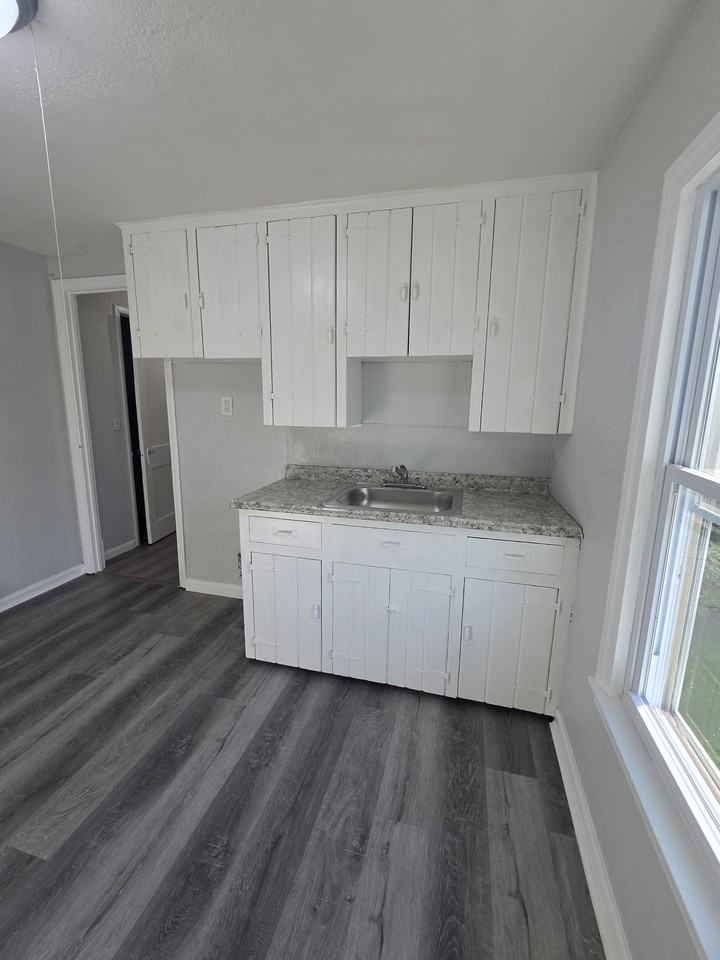 2231 Falls St #3 - Photo 4 of 13