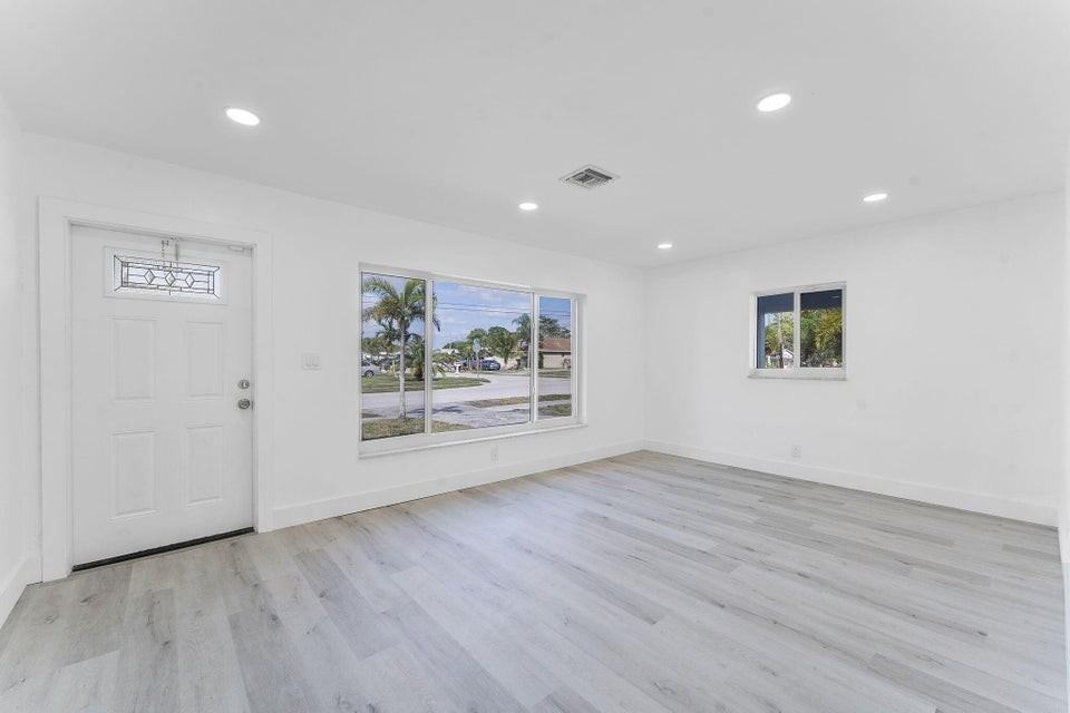 240 Northwest 5th Street - Photo 4 of 5