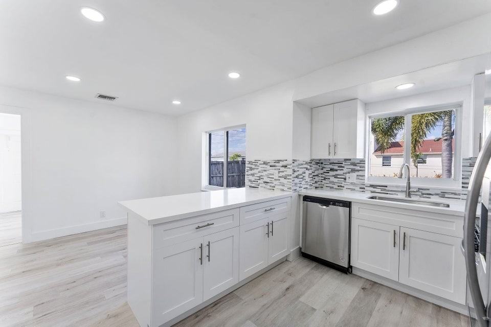 240 Northwest 5th Street - Photo 3 of 5