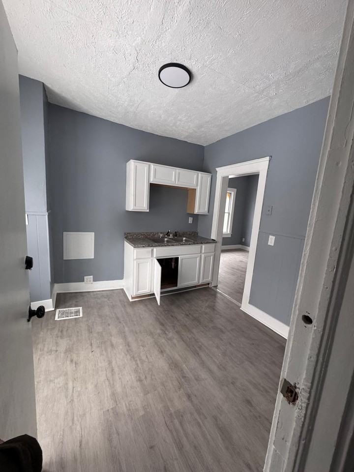 3438 E 121st St #2 - Photo 5 of 9