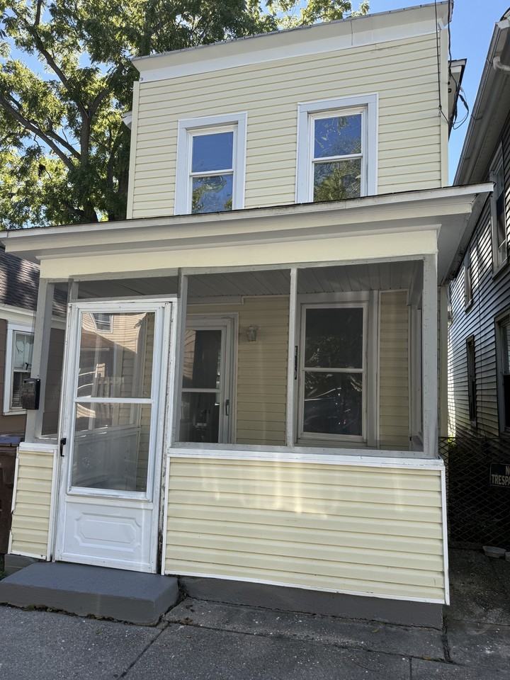 410 Pleasant St - Photo 4 of 7