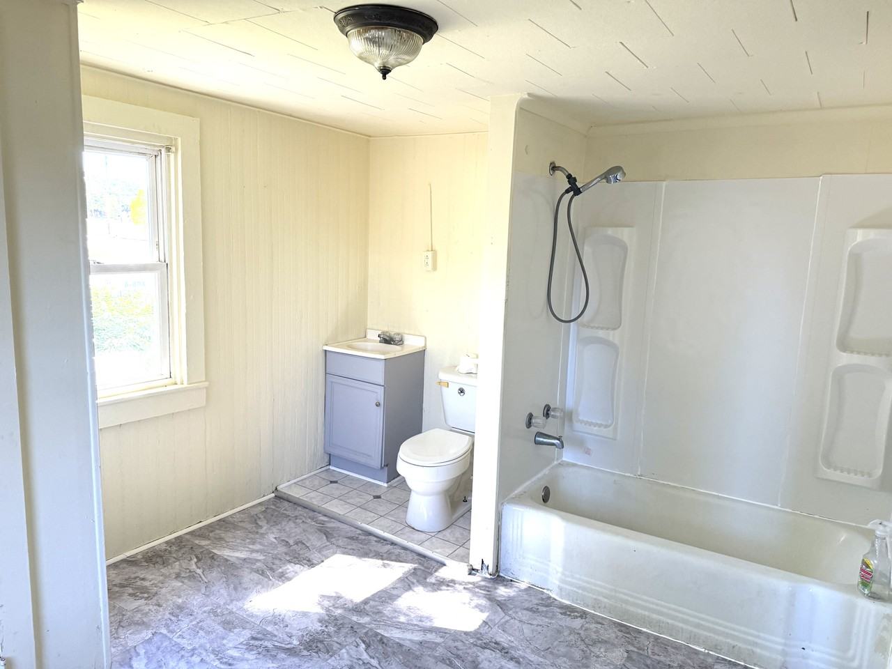 410 Pleasant St - Photo 5 of 7