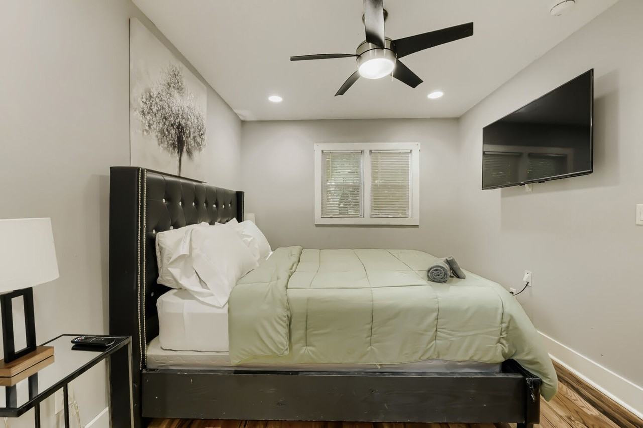 1089 Mcdaniel St Sw #1642544P - Photo 3 of 21