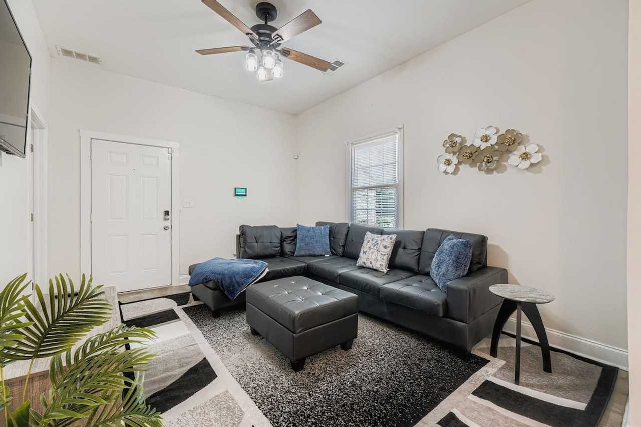 62 Weyman Ave Sw #1642546P - Photo 4 of 27