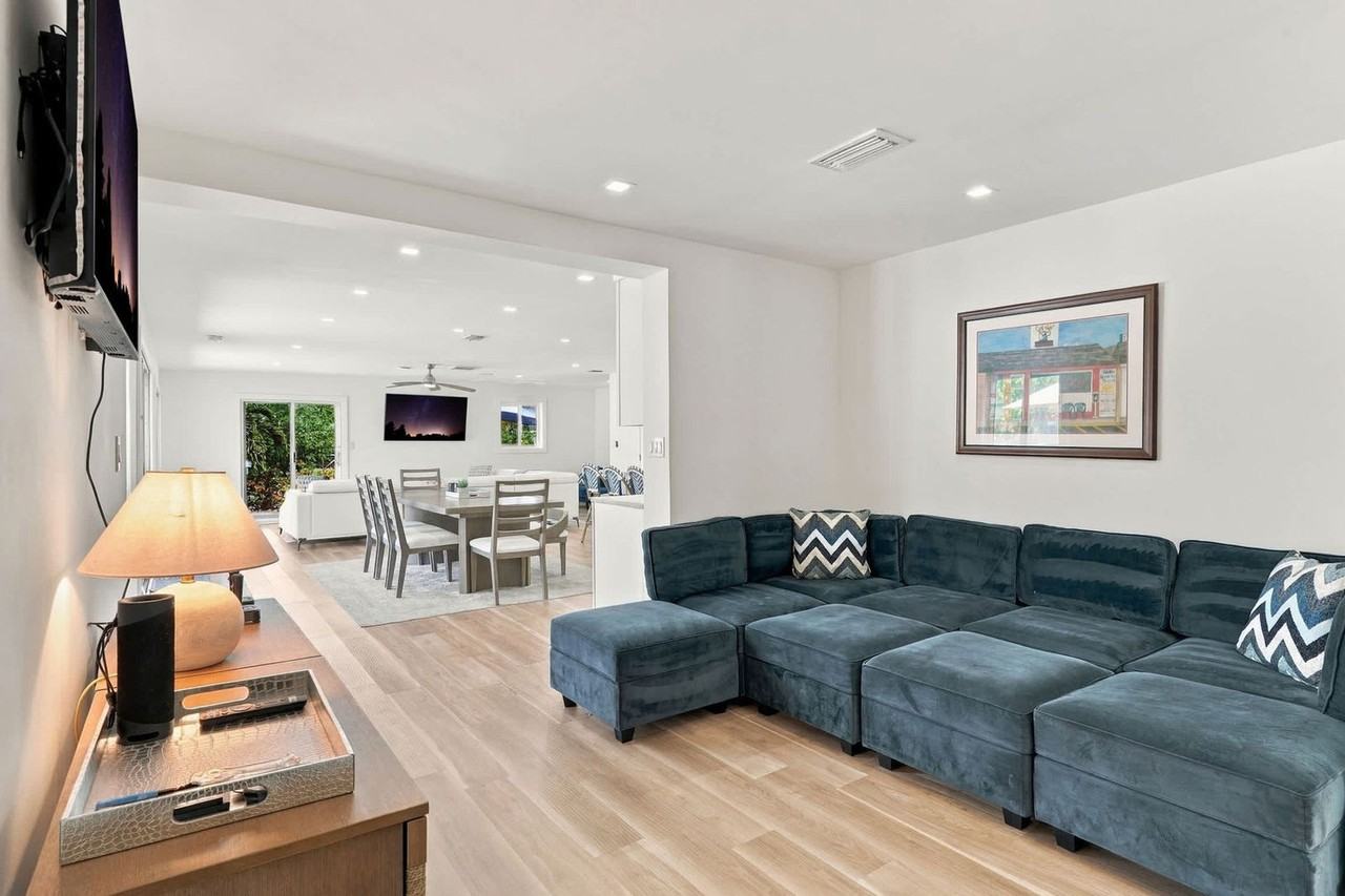 209 2nd St #1643022P - Photo 4 of 41