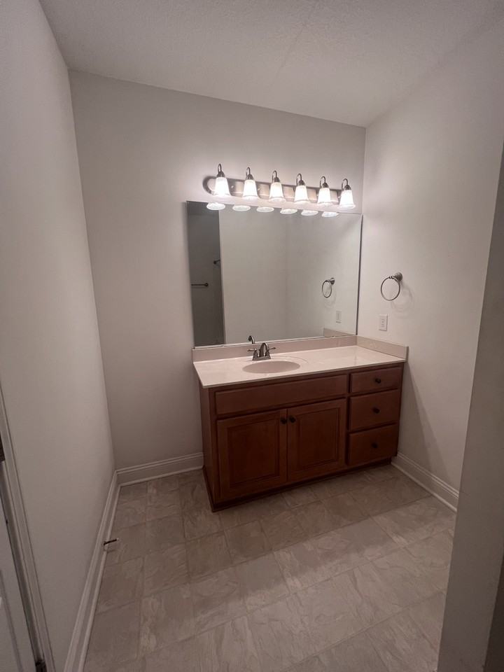135 Hunt Rd - Photo 7 of 27