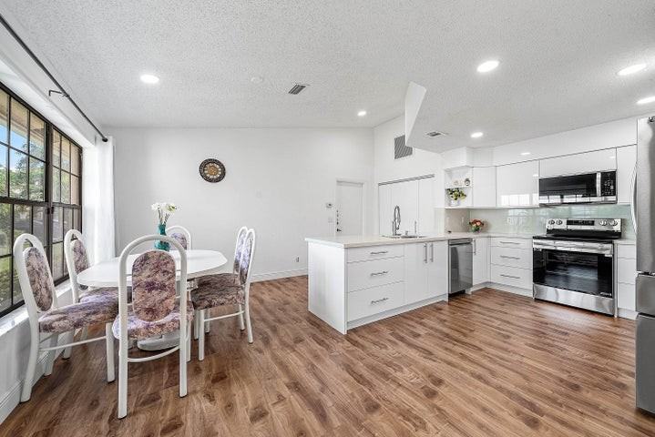 4830 Brighton Lakes Boulevard - Photo 6 of 8