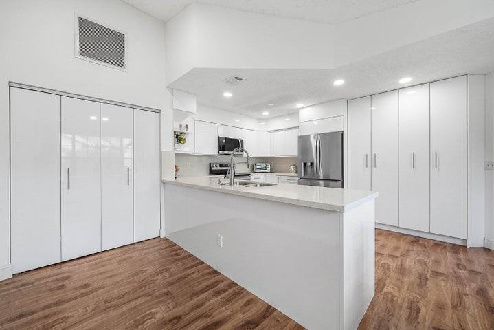 4830 Brighton Lakes Boulevard - Photo 7 of 8