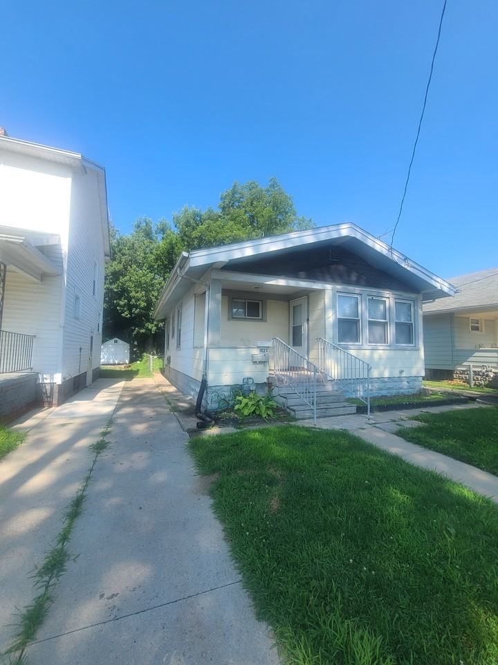 1023 Elysian Ave - Photo 2 of 10