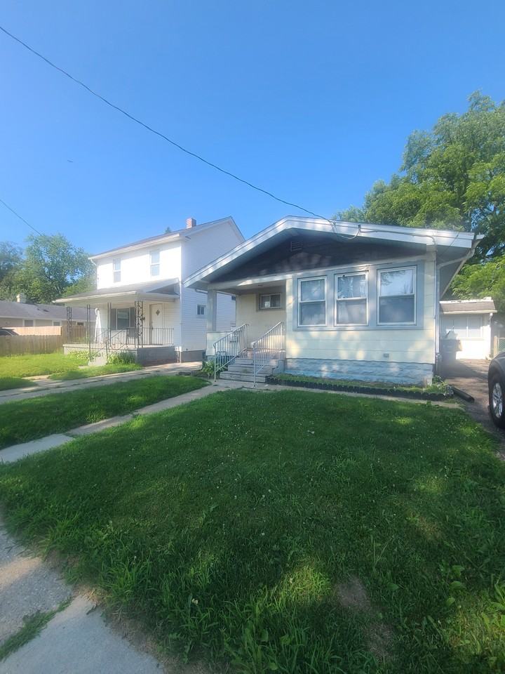 1023 Elysian Ave - Photo 3 of 10