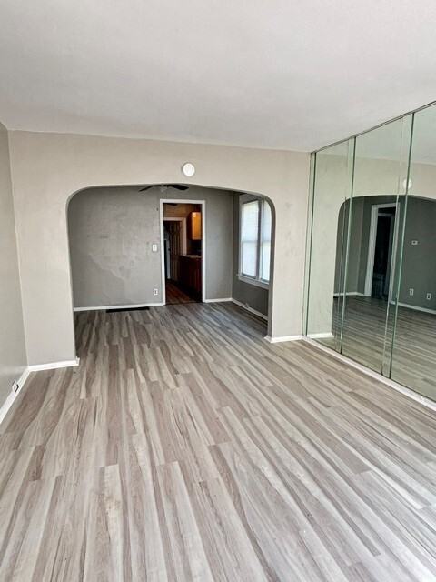 1023 Elysian Ave - Photo 5 of 10