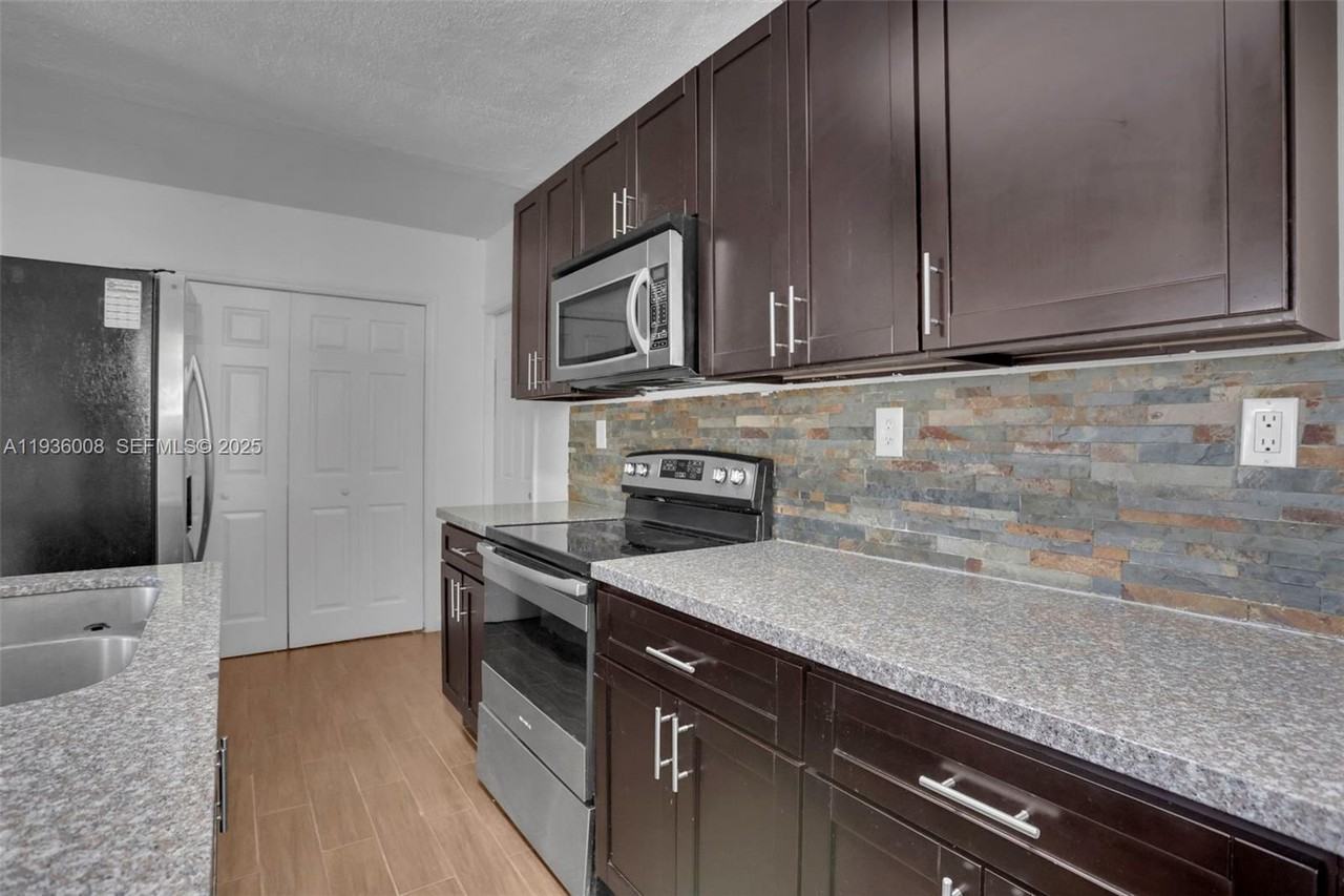 510 North 69th Avenue - Photo 4 of 19