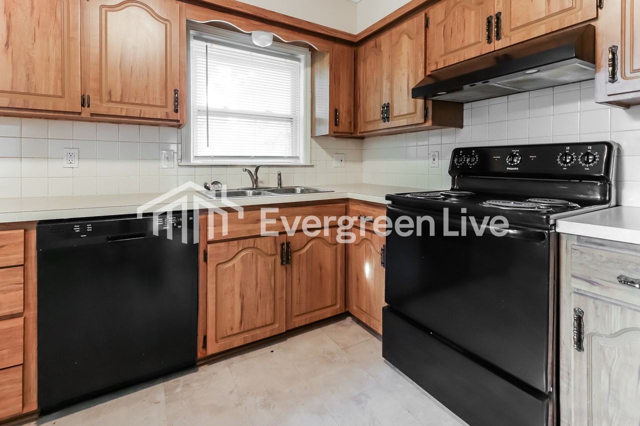 9007 E 52nd St - Photo 7 of 15