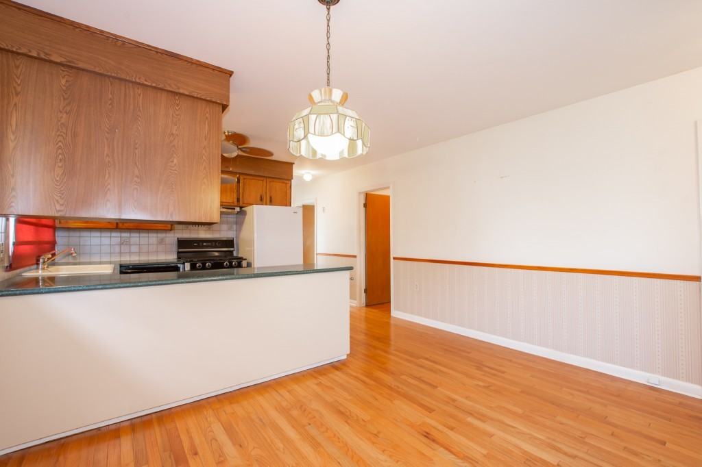 327 Dufferin St - Photo 2 of 20