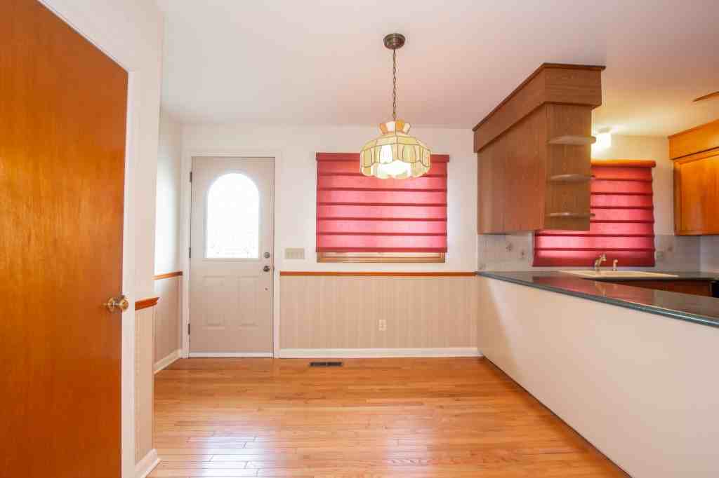 327 Dufferin St - Photo 4 of 20