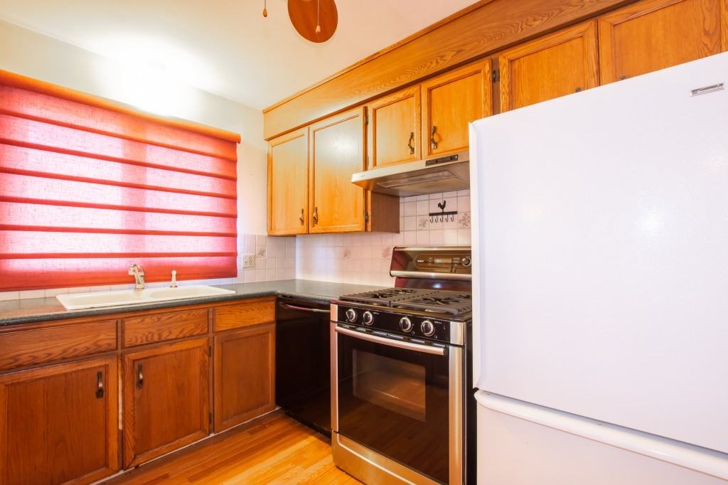 327 Dufferin St - Photo 6 of 20