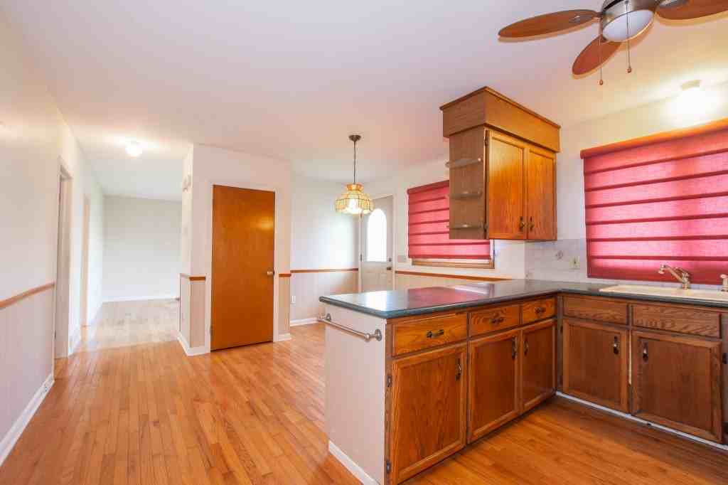 327 Dufferin St - Photo 7 of 20