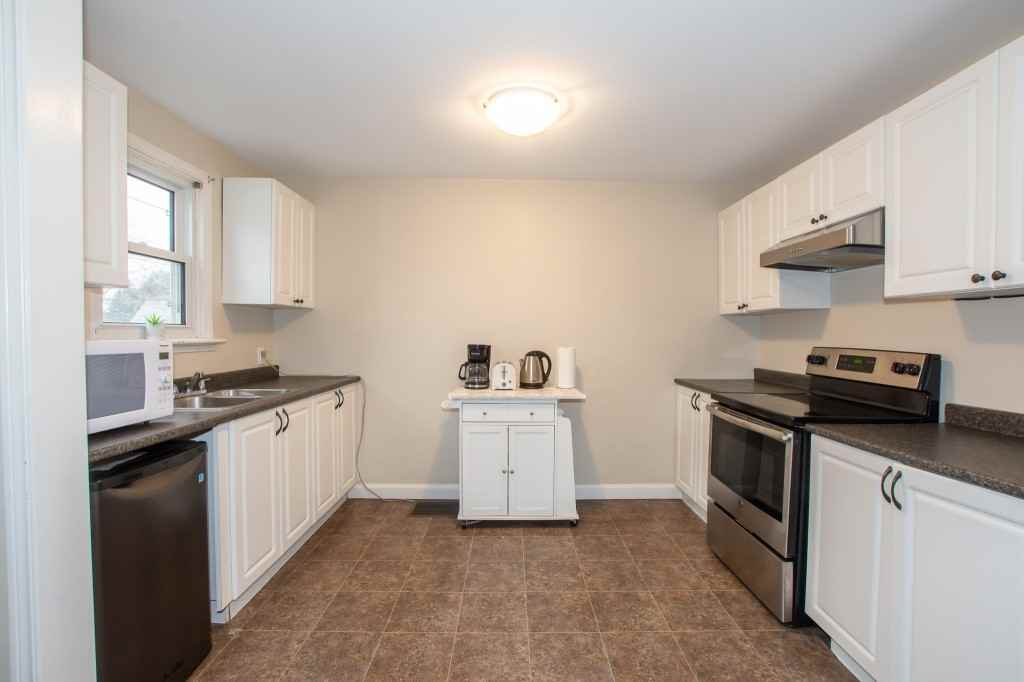 5721 Strathmore Cres - Photo 3 of 17